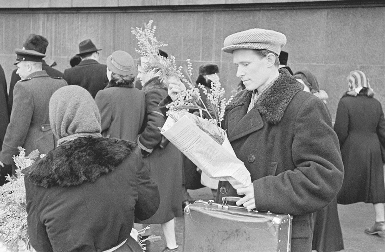 Фоторепортаж «Накануне 8 Марта». «Дарите женщинам цветы!». Фото Ю. Королева. 1950-е годы. Главархив Москвы