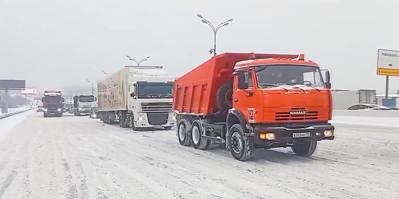 На дежурство на МКАД и дорогах в ТиНАО заступили тягачи и автокраны