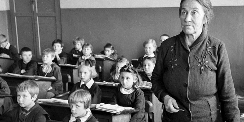 &laquo;К четырем прибавить два, по слогам читать слова&raquo;: Главархив &ndash; о том, как появились восьмые и одиннадцатые классы