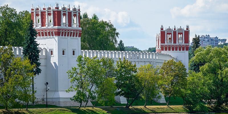 В некрополе Новодевичьего монастыря отреставрировали старинные захоронения