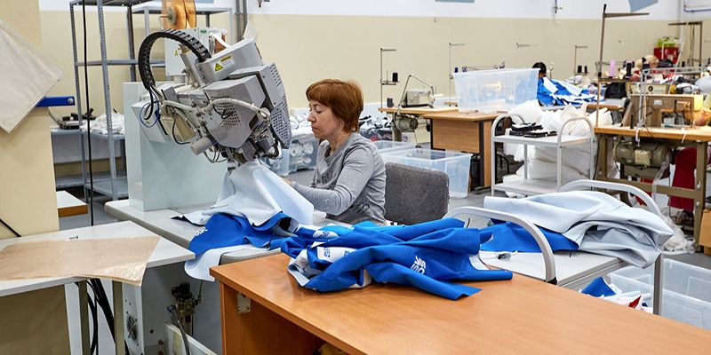 Столичный производитель увеличил выпуск туристических палаток к летнему сезону