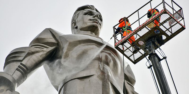 Титановые и гранитные: специалисты промыли более 1,1 тысячи столичных памятников
