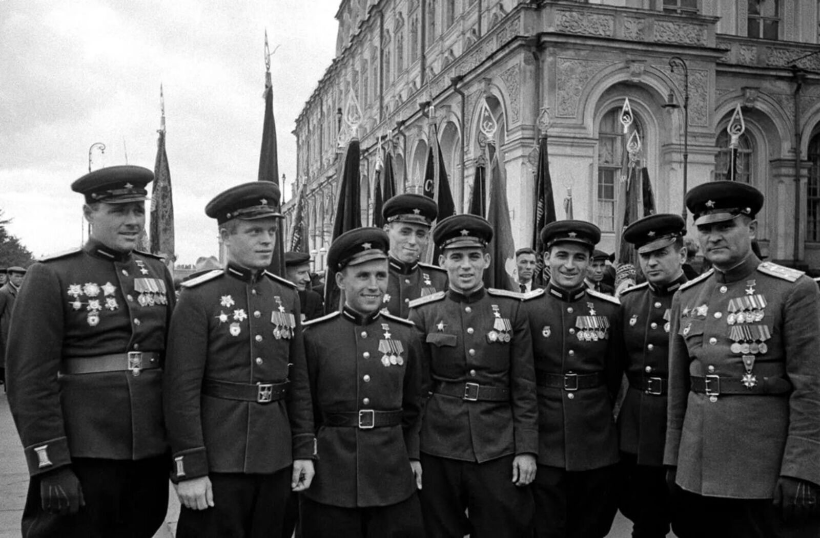 Участники Великой Отечественной войны, герои Советского Союза. На территории Кремля у здания Оруженой палаты. 24 июня 1945 года. Фото- Б. Ярославцева. Главархив Москвы