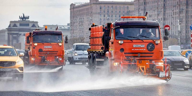 Специалисты промоют дороги и тротуары в Москве с шампунем
