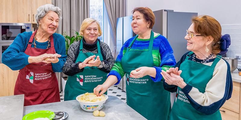 Кулинарные поединки, лекции, викторины: в центрах московского долголетия пройдут дни гостей