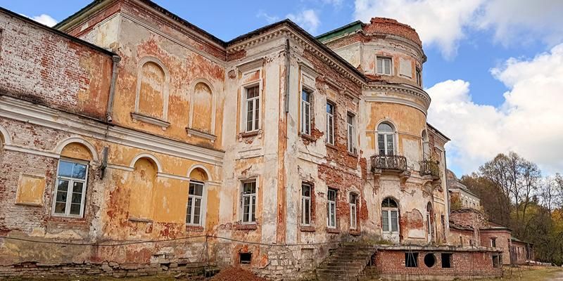 Началась реставрация главного дома усадьбы Михайловское