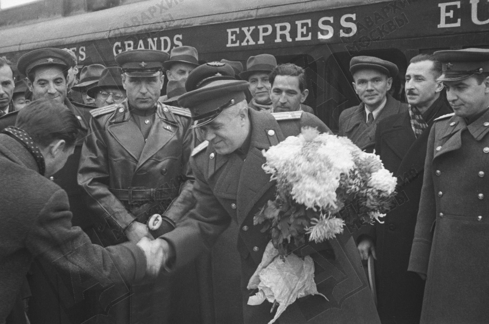 Торжественный митинг на перроне железнодорожного вокзала во время отъезда Дважды Краснознамённого (с 7 февраля 1949 г.) ордена Красной Звезды ансамбля песни и пляски Советской Армии имени А.В. Александрова. В центре – художественный руководитель и дирижёр, подполковник Б.А. Александров. Чехословакия. 1948–1950. Фото Б. Игнатовича. Главархив Москвы