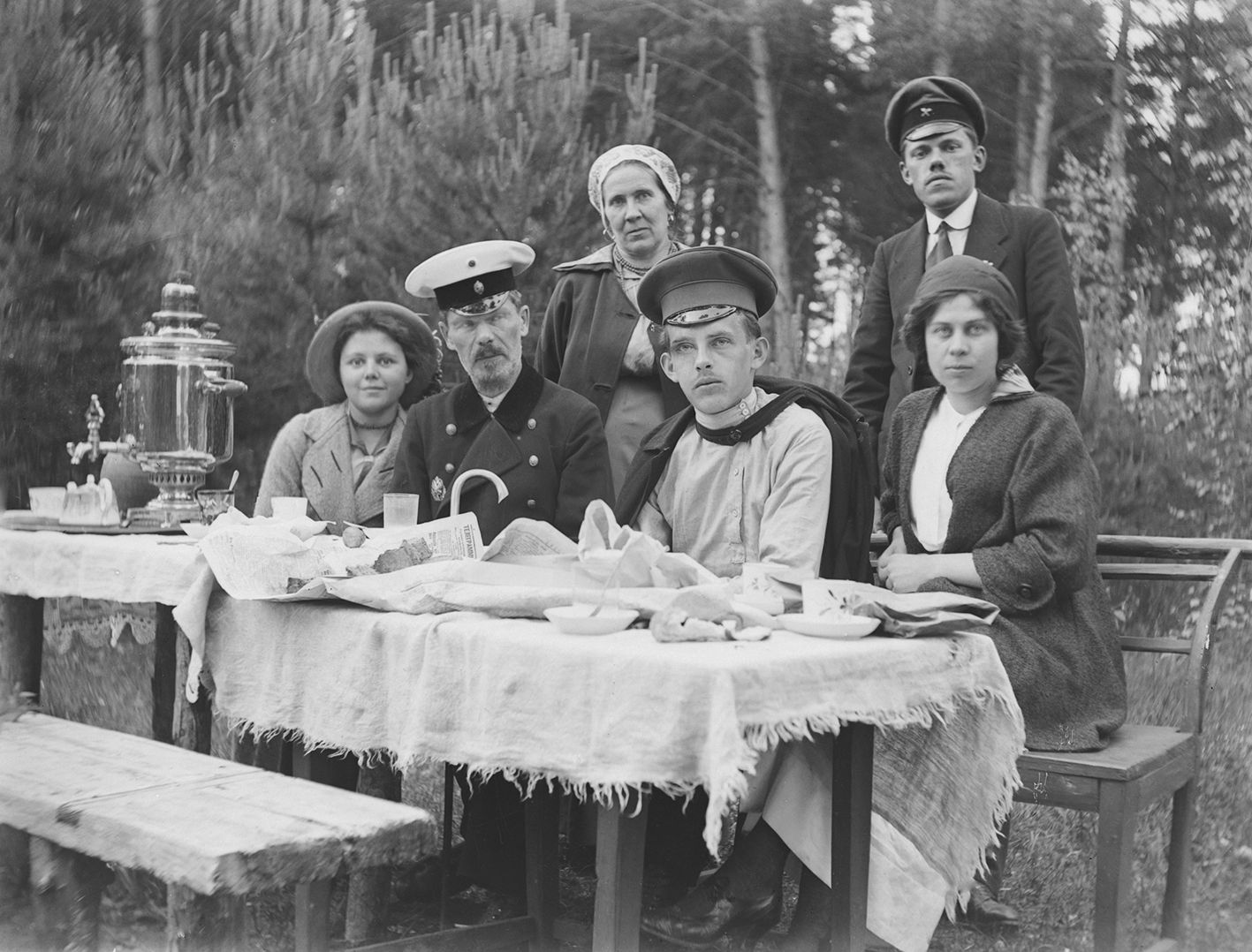 Дачники за чайным столом. Автор – неизвестен. 1910-е гг. Главархив Москвы