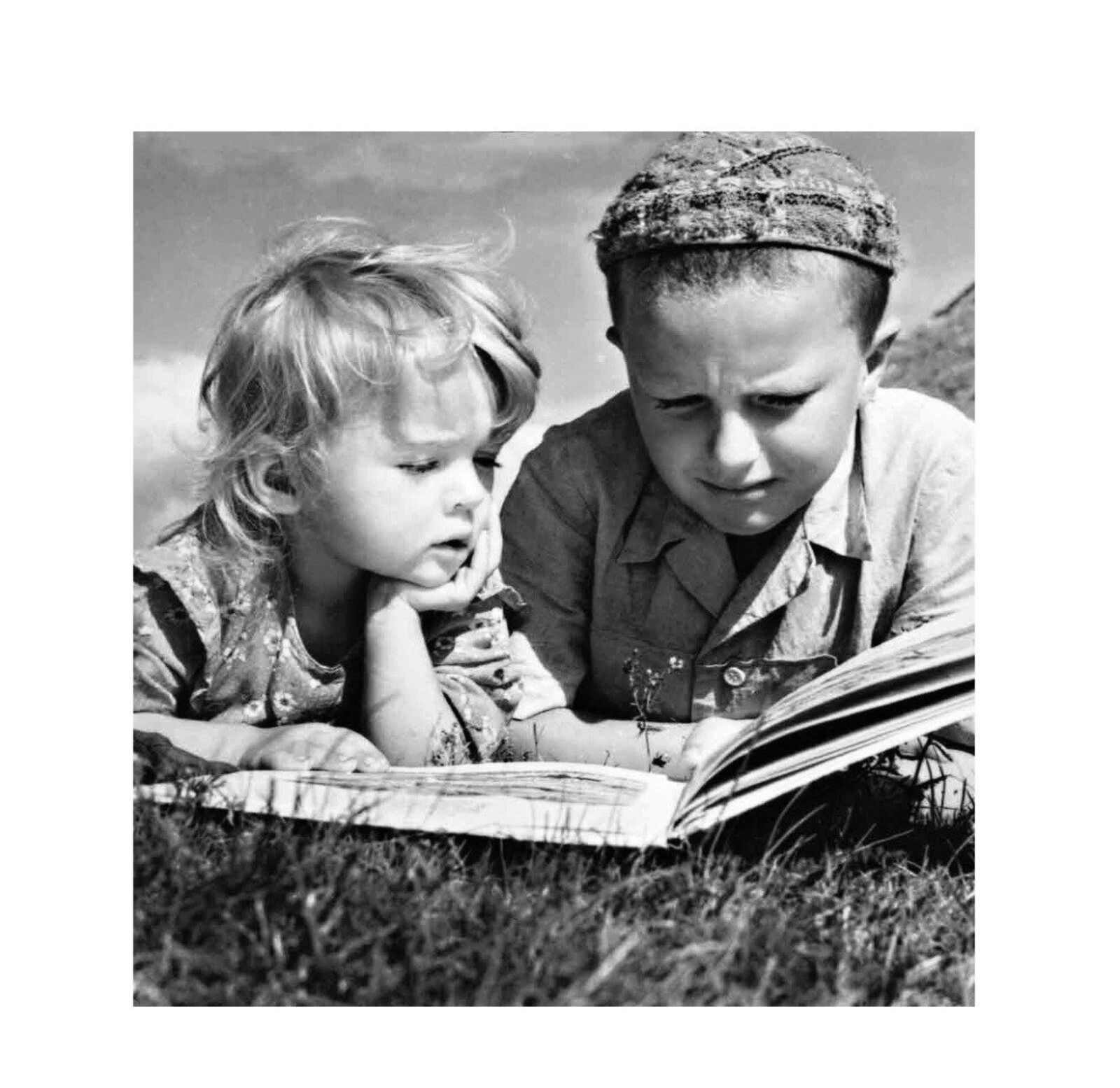 Дети читают книгу. Автор &ndash; Ю.Д. Королев. 25.08.1956 г. Главархив Москвы
