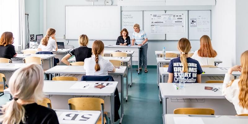 Столичные школьники начали сдавать ЕГЭ по информатике и устную часть по иностранным языкам