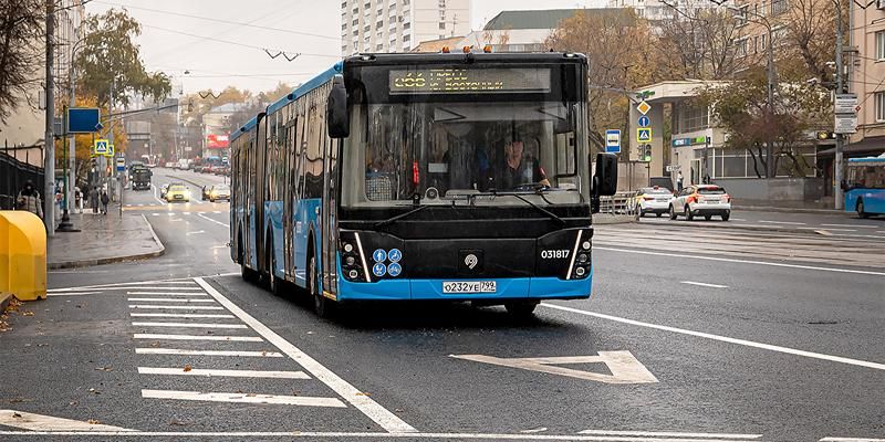 На пяти участках дорог Москвы заработали выделенные полосы