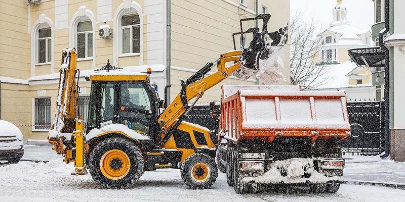 Городские службы круглосуточно ликвидируют последствия мощного снегопада