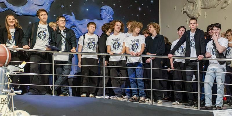 Свыше 300 столичных школьников приняли в ученики космических классов