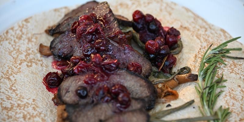 Дико вкусно: деликатесы из оленя, утки и кабана предлагают на московских ярмарках