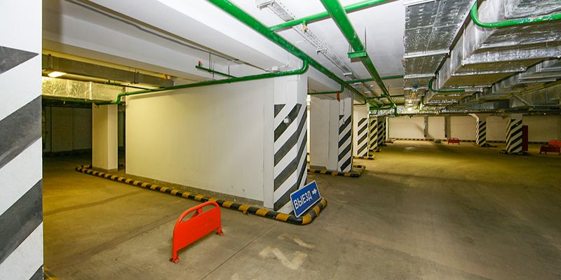 Город выставил на торги 11 машино-мест на Люсиновской улице