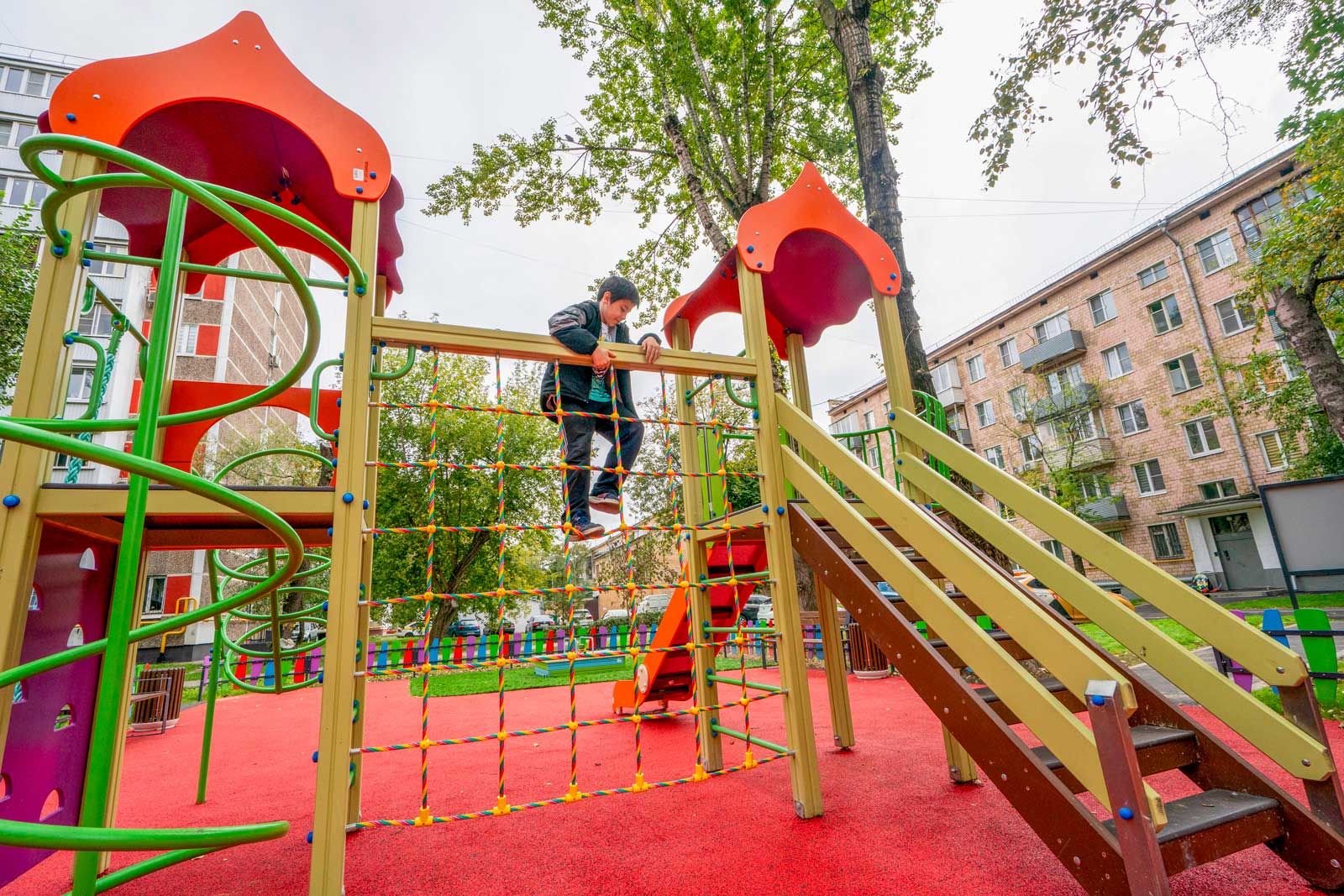 В Нагатинском Затоне появилось более 100 воркаут-тренажеров и свыше 200 элементов детских площадок
