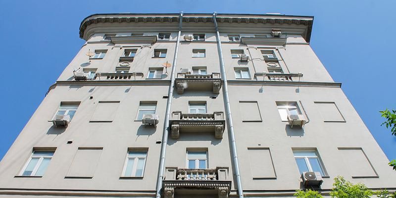 Фигуры под карнизом: 28 домов с модульонами на фасадах обновят до конца года