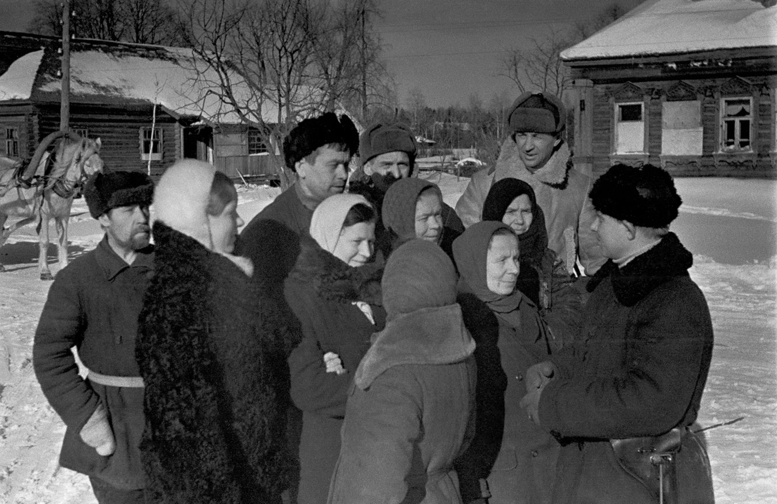 Комиссар партизанского отряда Звенигородского района С.И.Катин  (справа) беседует с колхозниками после освобождения района от  фашистских оккупантов. Московская область. Зима 1942 г. Фото В.А.Зунина. Главархив Москвы
