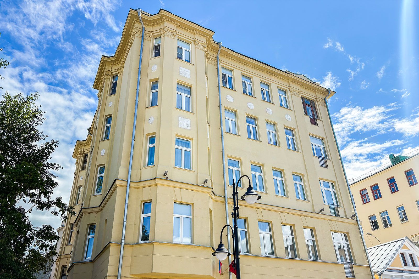 В столице капитально отремонтировали 25 домов с французскими балконами