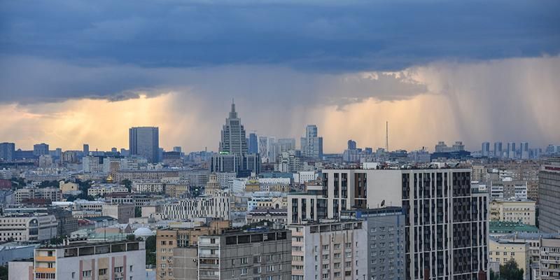 Гроза и дождь: непогода задержится в столице до конца дня