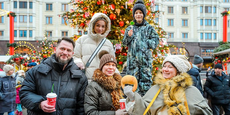Ярмарки, дискотеки и ледовые шоу: где успели побывать гости фестиваля «Путешествие в Рождество» в декабре