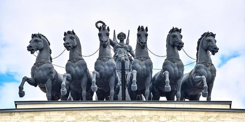 Символ 2026 года. Где в столице встретить скульптуры колесниц, фонтаны с тройкой и барельефы с лошадьми