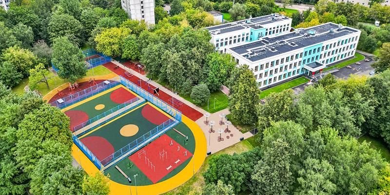 К началу учебного года в Москве благоустроили территории более 60 образовательных учреждений