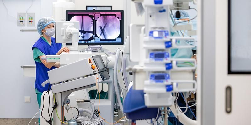 В операционных Первой градской больницы тестируют инновационные экраны московского разработчика