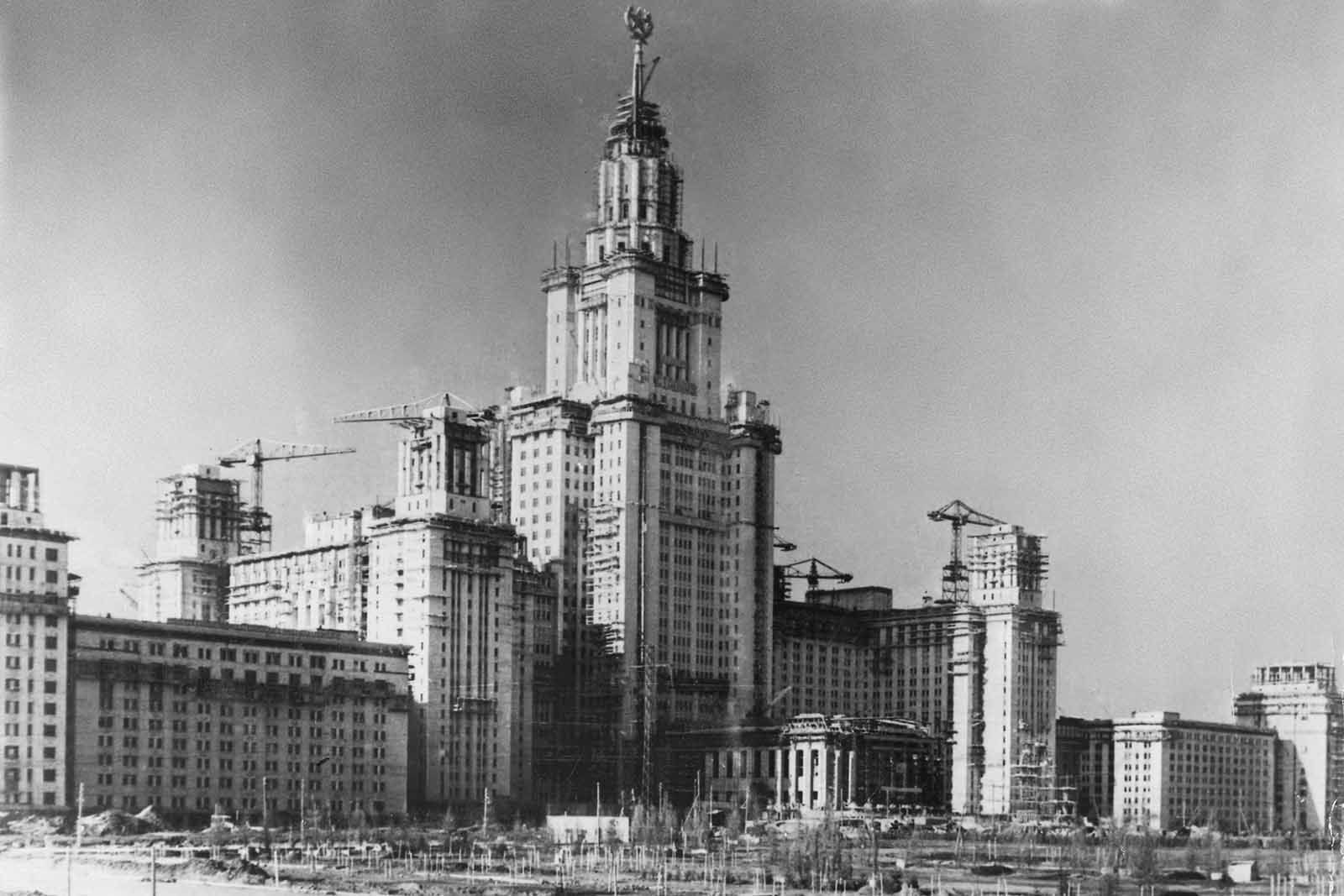 Строительство высотного здания Московского государственного университета имени М.В. Ломоносова на Ленинских горах. Фото Николая Кулешова. 14 ноября 1951 года. Главархив Москвы