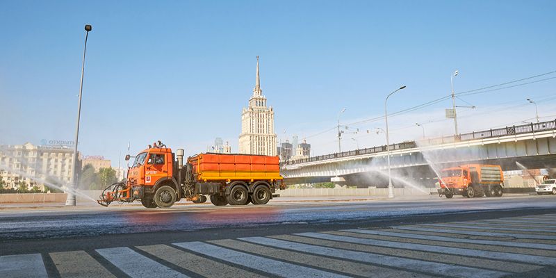Более 80 расчетов поливомоечной техники заступили на круглосуточное дежурство в Москве