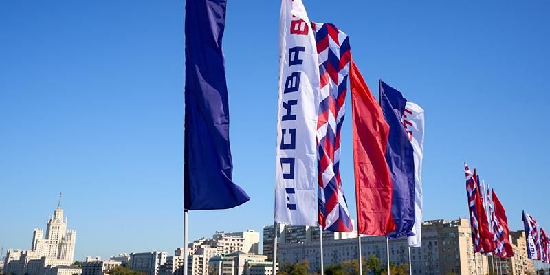 Более 3,2 тысячи флагов и декоративных конструкций украсят Москву в честь Дня города