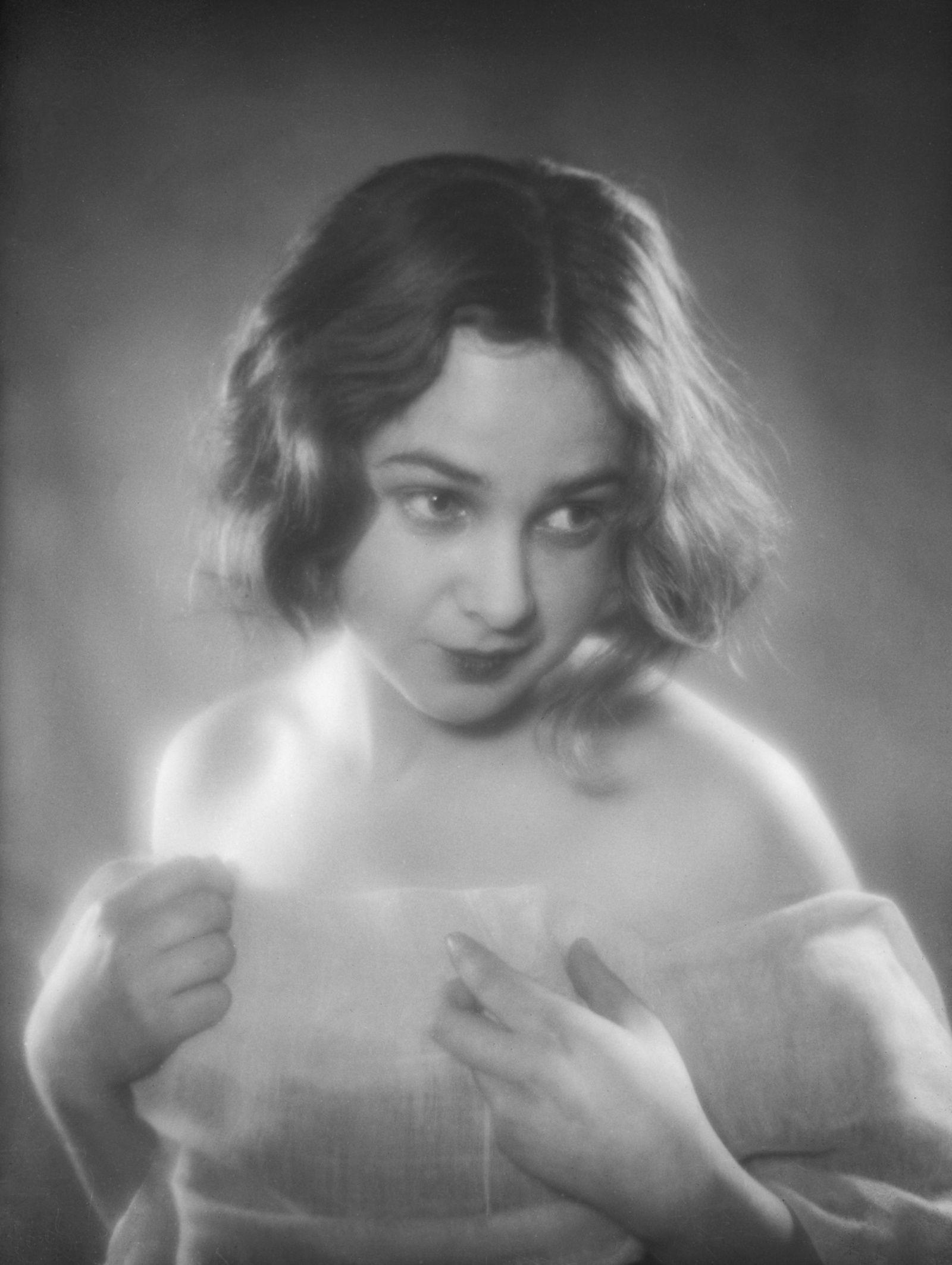 Портрет молодой женщины в накидке. Автор неизвестен. Москва, конец 1920-х - начало 1930-х гг. Главархив Москвы