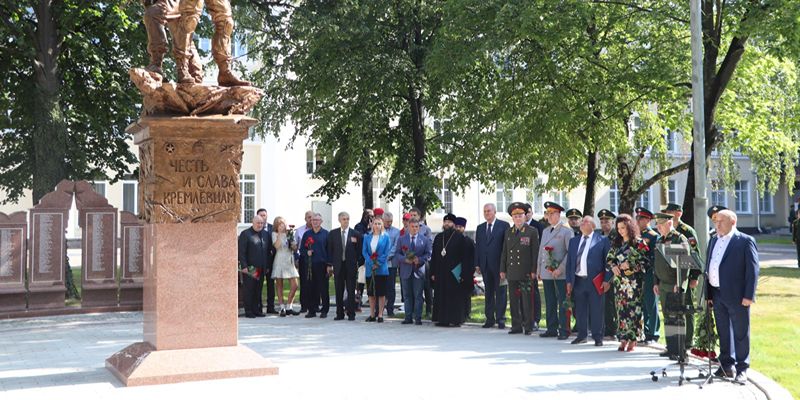 В столице открыли памятник «Выпускникам-кремлевцам, отдавшим жизнь при исполнении воинского долга»