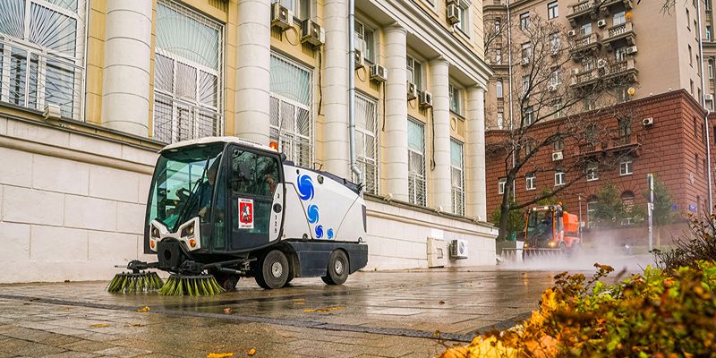 Коммунальные службы убирают опавшую листву с дорог четыре раза в день