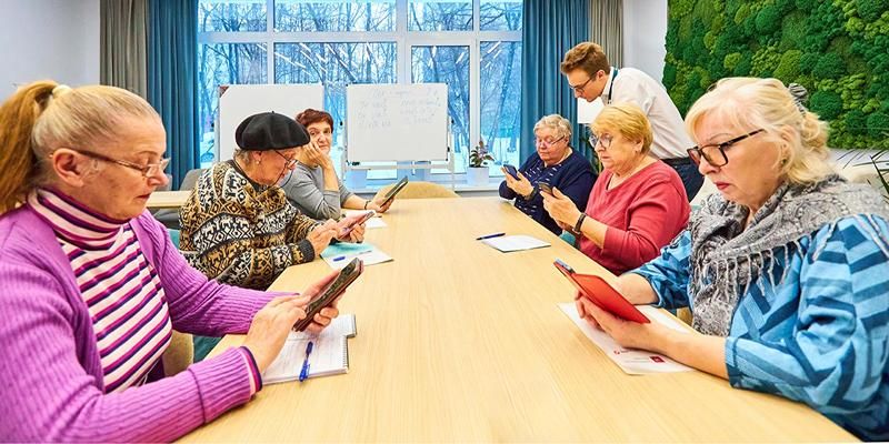 Идти в ногу со временем: как участники «Московского долголетия» осваивают нейросети и цифровые сервисы