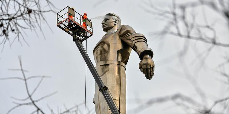 Более тысячи памятников промоют в Москве после зимы