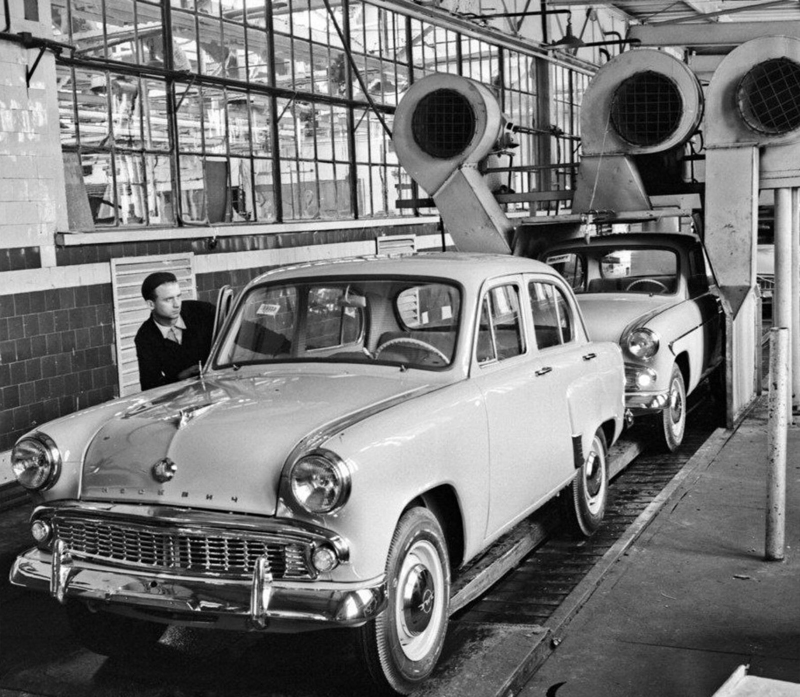 Московский завод малолитражных автомобилей; установка автоматической мойки и сушки автомобилей "Москвич". Автор  &ndash; В. Хухлаев.  28 ноября  1961 г. Главархив Москвы