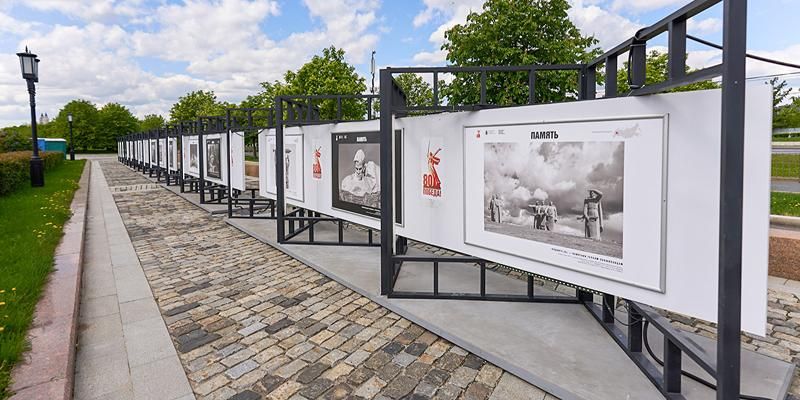 Фотохудожник Михаил Розанов оживил памятники в новой фотосерии о войне