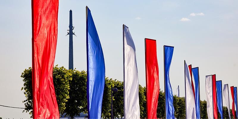 Почти 2,3 тысячи флагов украсили Москву ко Дню России