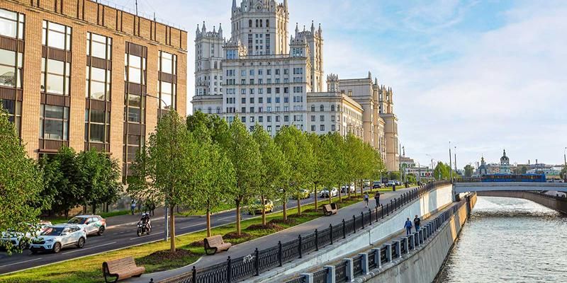 На набережных Яузы высадили более 700 деревьев