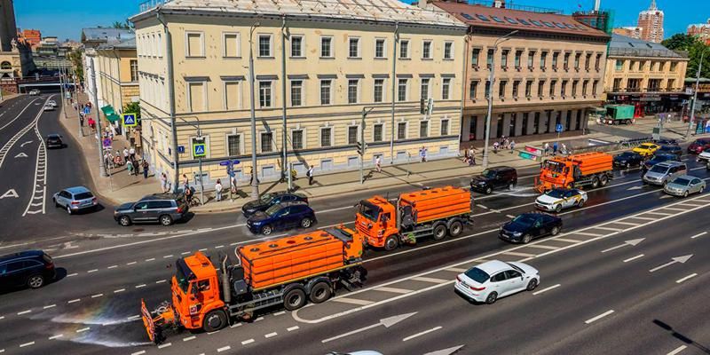 В Москве началась промывка дорог и тротуаров от грязи и мазута