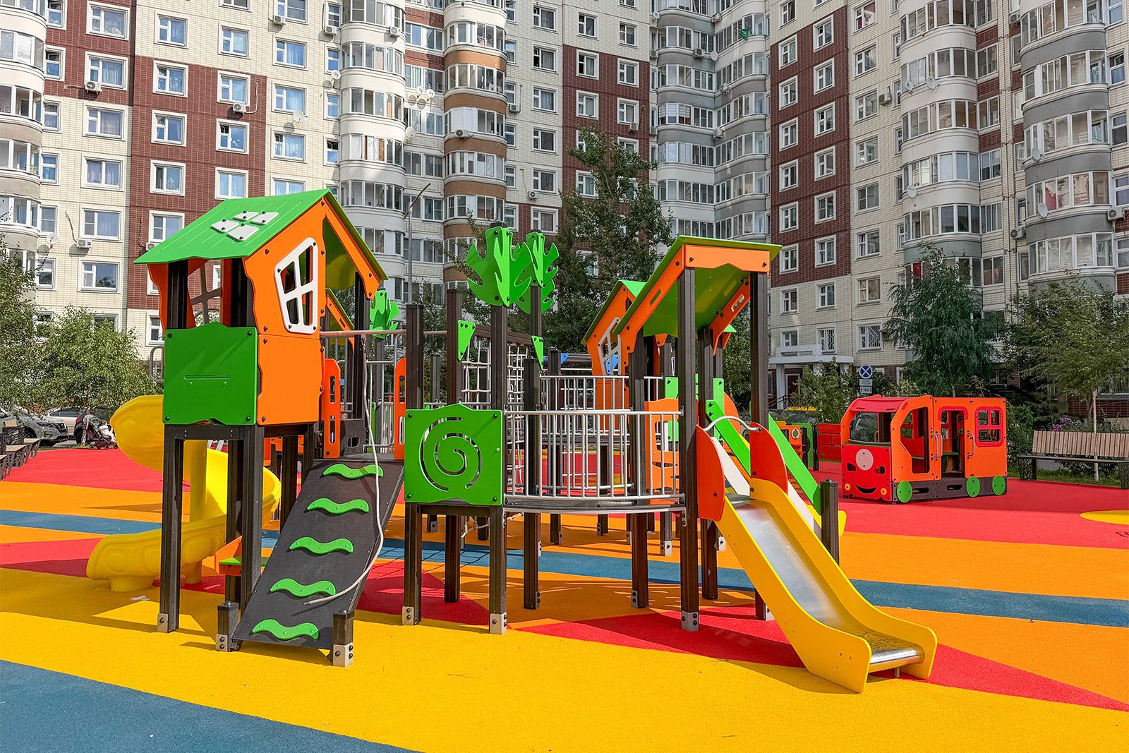 Перголы, парковые качели и садовые диваны: новые пространства для отдыха обустроили в Москве