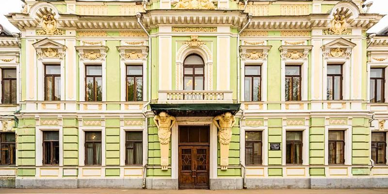 Продолжается реставрация фасадов главного дома усадьбы А.В. Морозова в Подсосенском переулке