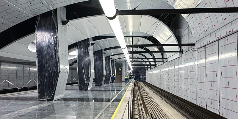 На строящейся станции метро «ЗИЛ» монтируют светильники