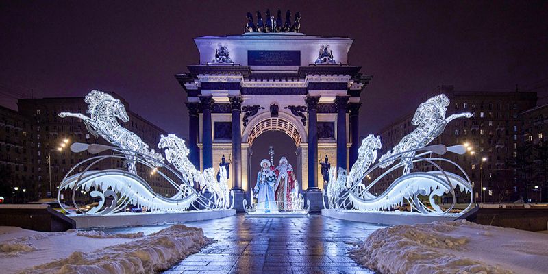 Световые арки, шары и гирлянды: Москву начали украшать к новогодним и рождественским праздникам
