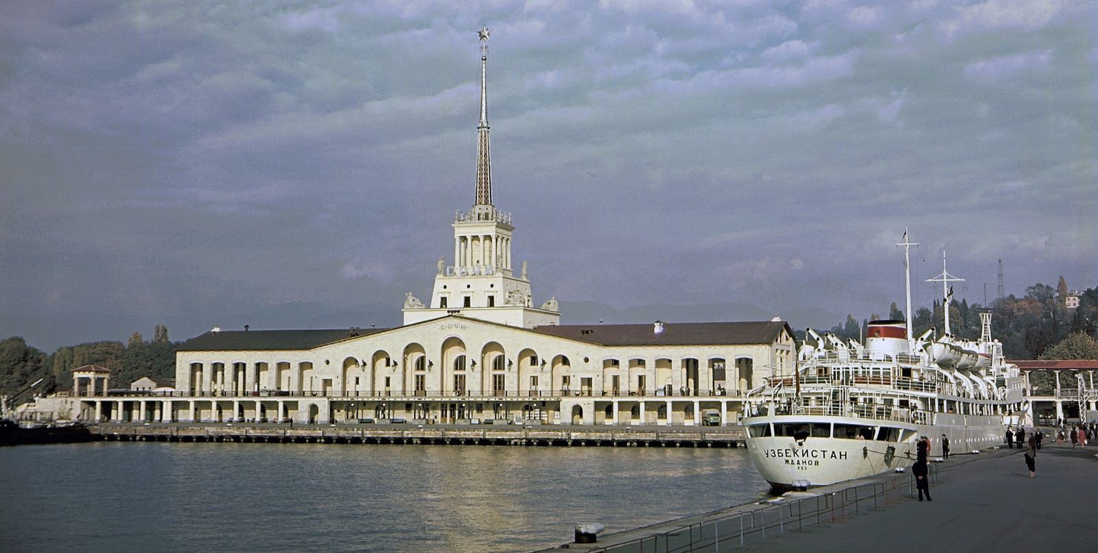 Вид на здание Морского вокзала. Краснодарский край, г. Сочи. 1970 г. Фото А.М. Шагина. Главархив Москвы