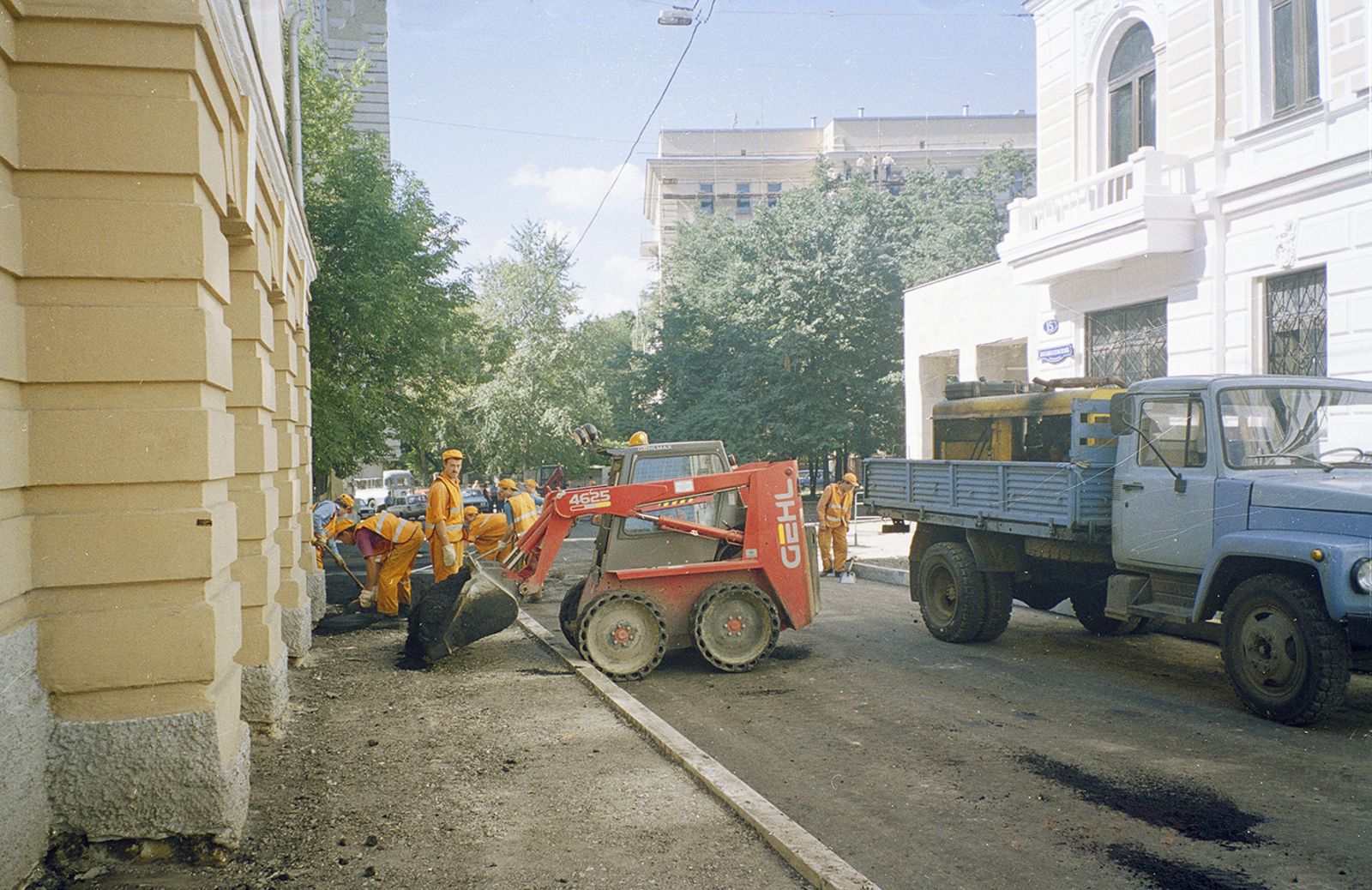 Ремонт дороги в Вознесенском переулке. Автор – С.Н. Поминов. Москва. 06.08.1997 г. Главархив Москвы