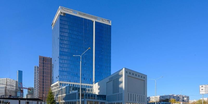 В Обручевском районе построен бизнес-центр с березовой аллеей до ближайшей станции метро