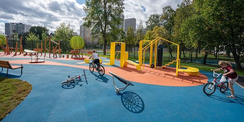 На детских игровых площадках Москвы устанавливают лабиринты, скалодромы и балансиры