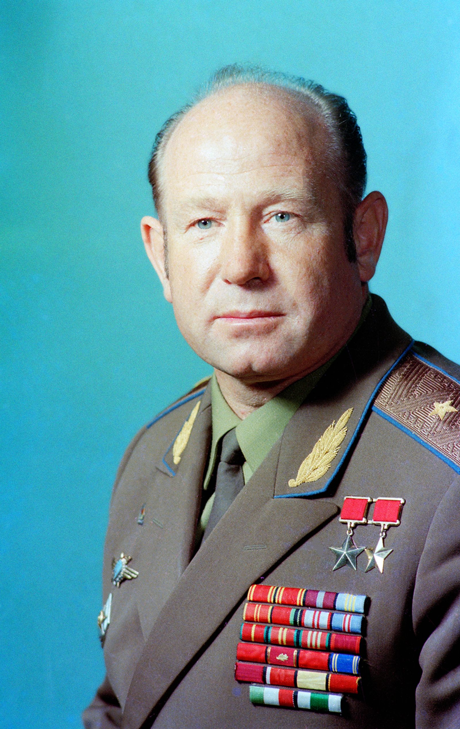 Лётчик &ndash; космонавт СССР, дважды Герой Советского Союза, генерал-майор авиации А. А. Леонов (портрет). Автор &ndash; А.С. Моклецов. Московская обл., Звездный городок. Конец 1970-х гг. Главархив Москвы